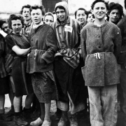 © USHMM - Foto: Arnold E. Samuelson Liberated women on 5 May 1945