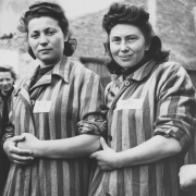 © USHMM - Foto: Arnold E. Samuelson 2 women liberated on 5 May 1945