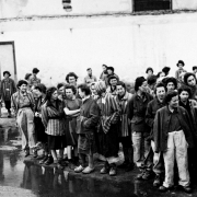 © USHMM - Foto: Arnold E. Samuelson Liberated women on 5 May 1945