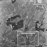 © AMM Aerial photograph of the USAF of 16.3.1945; the marked section shows the concentration camp subcamp. The X marks the level crossing.