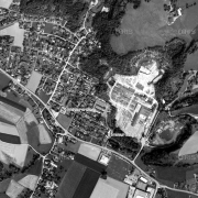 © DORIS Überblick 1:5.000 mit GPS-Daten; 1: ehem. Krematorium/Memorial Gusen 2: ehem. Jourhaus
