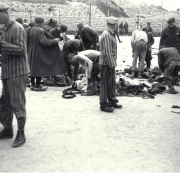 © Bundesarchiv Einkleidung von Neuankömmlingen in Gusen I
