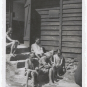 © USHMM Überlebende vor dem sogenannten „Bahnhof“ in Gusen I, Mai 1945