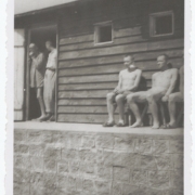 © USHMM Überlebende vor dem sogenannten „Bahnhof“ in Gusen I, Mai 1945