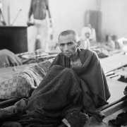© USHMM - Foto: Sam Gilbert Überlebender am 12. Mai 1945