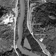 © DORIS Überblick 1:5.000 mit GPS-Daten; 1: Memorial neben Eisenbundstraße 2: ehem. Lagergelände