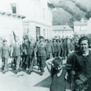 © Archiv Gedenkstätte Ebensee CC-Ebensee: liberated prisoners singing in the Bahnhofstraße