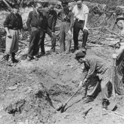 Public Domain (Quelle: USHMM) KZ Linz III: Überlebende in einem Bombenkrater, Mai 1945