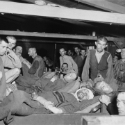 Public Domain (Quelle: USHMM) KZ Linz III: Überlebende im Revier, 7. Mai 1945