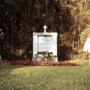 © MKÖ Community grave for 82 victims old monument 1999