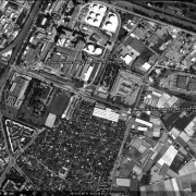 © Google Earth Satellitenfoto KZ-Saurer Werke: ehem. Lagergelände und Werkshallen, sowie das Memorial östlich davon