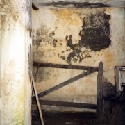 © MKÖ Latrine barrack inside