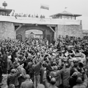 Bild: Unteroffizier Donald R. Ornitz-Copyright:Rosmus Befreite Insassen bei der Ankunft der 11. Panzerdivision im KZ-Mauthausen am 6.5.45