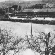 © USHMM KZ Melk: Neu angekommene Häftlinge auf dem Appellplatz 1944-1945