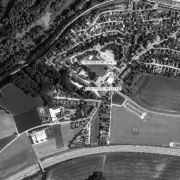 © Land NÖ Überblick 1:5.000 mit GPS-Daten; 1: ehem. Krematorium/ Gedenkstätte 2: ehem. Appellplatz/ Aufmarsch der Kaserne