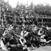 © Archiv Pionierkaserne Melk Begräbnis von SS‐Männern nach Bombenangriff 11.7.1944