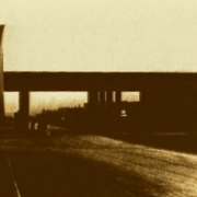 © Mauthausen Memorial Tor des KZ-Außenlager in Guntramsdorf, dahinter Baracken