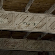 © MKÖ Kaserne Objekt 10 (früher Aufnahmeraum des KZ Melk) Inschrift „Arbeit macht frei“